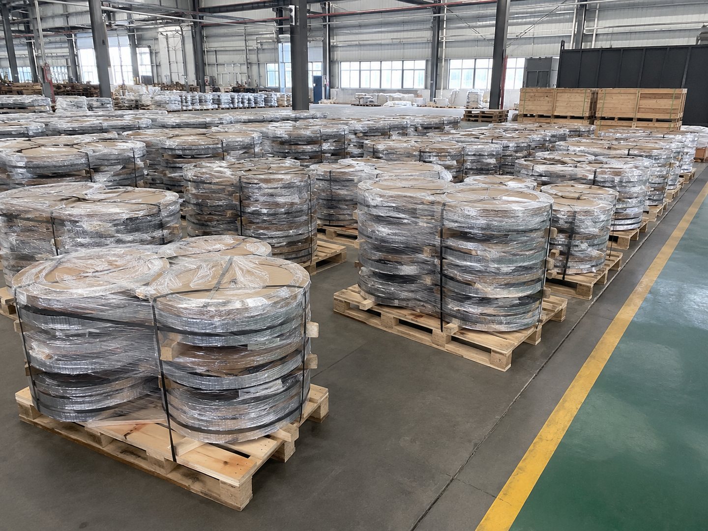 Finished flanges packed on export pallets